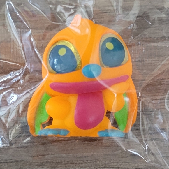 Disney Doorables Black Light Neon Stitch - Picture 2 of 5